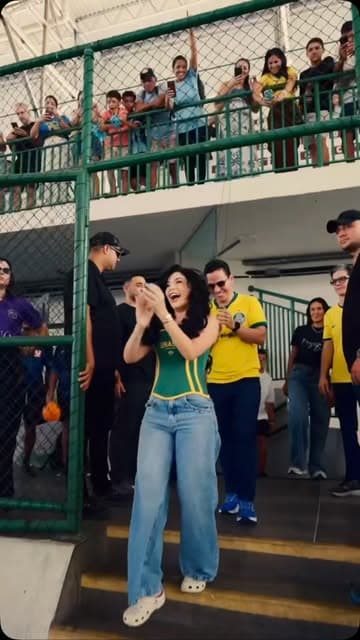 Público reunido em ginásio durante ativação com presença da Trevo
