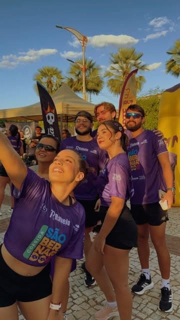 Equipe de camiseta roxa da Trevo em selfie durante evento de corrida